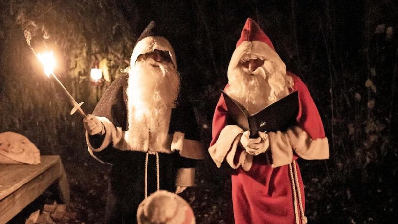 Für einmal umgekehrt: In Glarus Nord besuchen die Kinder den Samichlaus und den Schmutzli im Wald. Bild: Sasi Subramaniam