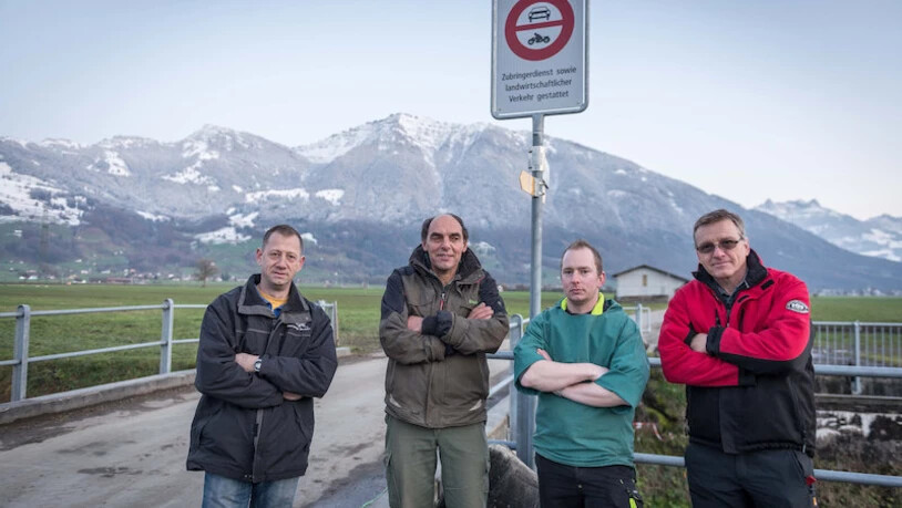 Protest gegen neues Fahrverbot: Daniel Schnyder (von links), Alfred Jud, Roman Eberhard und Heiri Kamer kritisieren, dass die Gemeinde Benken nie das Gespräch für einen Kompromiss gesucht habe.