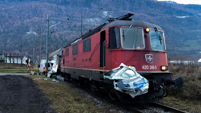 Nur mit leichten Verletzungen davongekommen ist der Fahrer eines Lieferwagens, dessen Fahrzeug im Wallis von einem Zug zermalmt wurde.