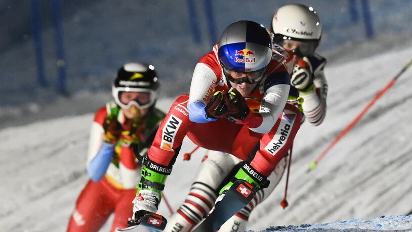 Fanny Smith vorne weg: Der Waadtländer Skicrosserin glückte in Arosa der Auftakt in die Weltcup-Saison