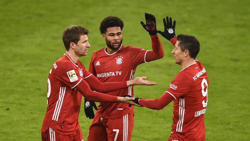 Robert Lewandowski (rechts) hält Bayern München auf Kurs. Dank dem Polen gewinnt der Meister gegen Wolfsburg 2:1