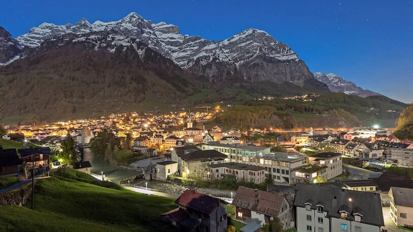 Schwanden bei Nacht: Der Strom, der die Lampen zum Leuchten bringt, wird im kommenden Jahr in Glarus Süd etwas weniger kosten. Pressebild