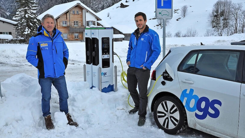 Beide freuen sich: Für den Betrieb der E-Tankstelle bei den Elmer Sportbahnen kooperiert ihr Direktor Bruno Landolt (links) mit Michael Luchsinger von den TBGS. Pressebild