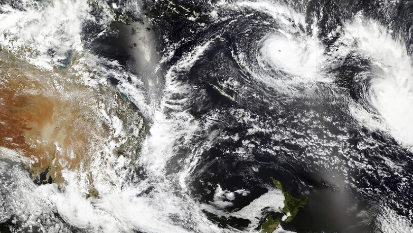 HANDOUT - Dieses von NASA's Earth Observing System Data and Information System (EOSDIS) veröffentlichte Satellitenbild zeigt den Zyklon Yasa, oben rechts im Bild, nahe der Fidschi-Inseln. Foto: Uncredited/NASA/AP/dpa - ACHTUNG: Nur zur redaktionellen…