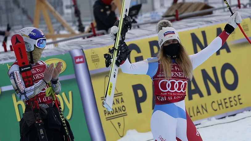 Super-G-Siegerin Ester Ledecka applaudiert Corinne Suter, die in Val d'Isère nach allen drei Rennen auf dem Podest stand
