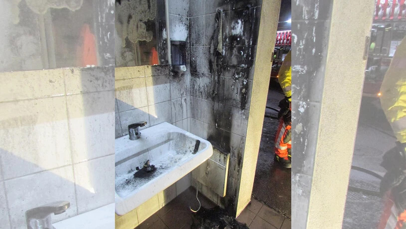 Der Heizofen auf dem Frauen-WC hat sich entzündet und den Papierspender in Brand gesetzt.