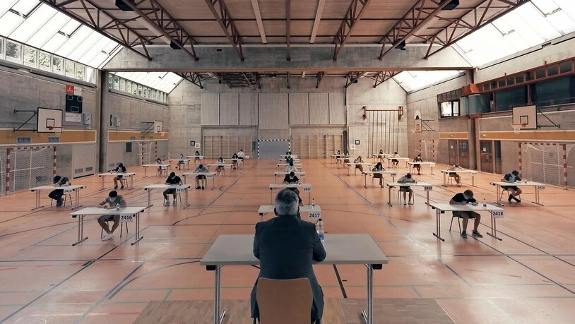 Wer hustet, fliegt raus: Die Prüfung im Film «2402» erfolgt unter den strengen Bedingungen einer Pandemie. 