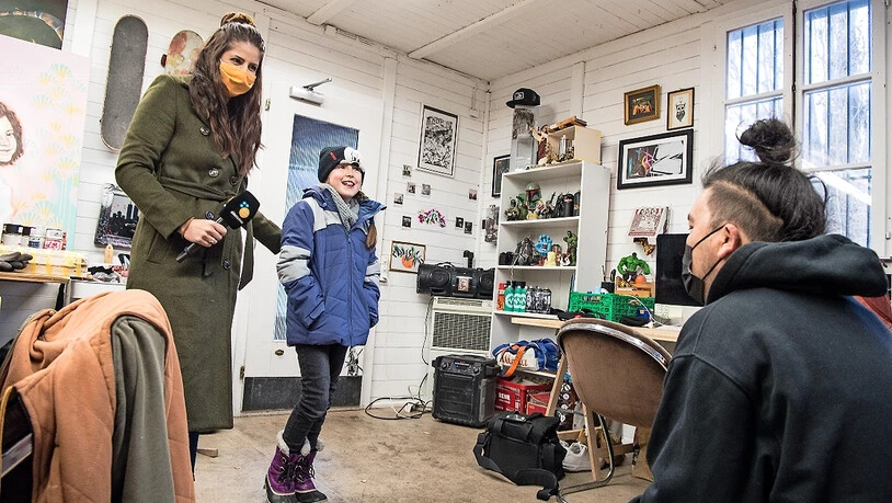 Ein besonderer Tag: Begleitet vom TV Südostschweiz-Team um Moderatorin Corina Thöny besucht Laura Graffiti-Künstler Bane in seinem Atelier.