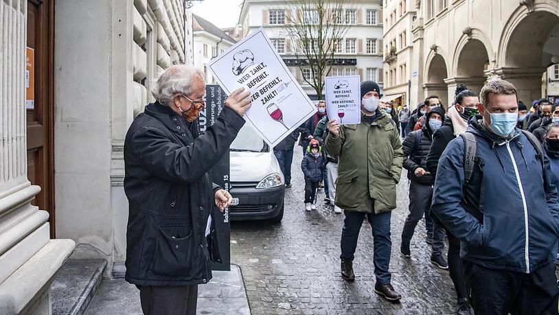 Der Luzerner Regierungsrat Paul Winiker mit einem Plakat der demonstrierenden Gastronomen.