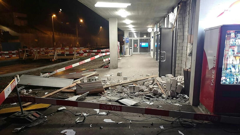 Ein Bild der Verwüstung: Nach der Sprengung des Bankomaten am Bahnhof Killwangen-Spreitenbach AG erbeuteten die Unbekannten eine grössere Menge Bargeld.