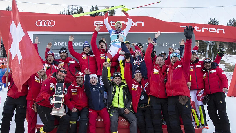 Im Januar 2020 waren Sport-Happenings noch möglich: Slalom-Sieger Daniel Yule und das ganze Schweizer Team jubeln über den Heimerfolg am Kuonisbergli