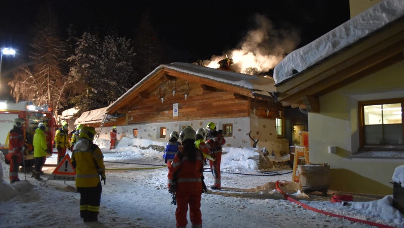 Die Kantonspolizei Graubünden hat Ermittlungen zur Brandursache aufgenommen.