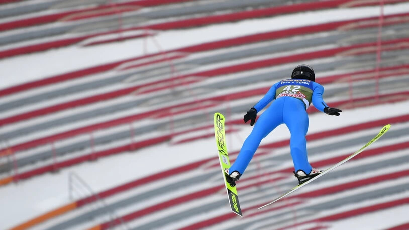 Gregor Deschwanden fliegt in Innsbruck in den leeren Kessel.