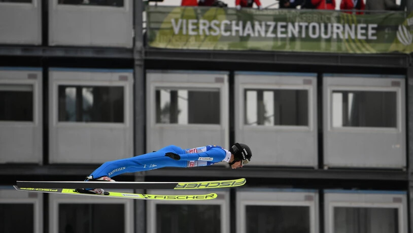 Gregor Deschwanden fliegt in Innsbruck an leeren TV-Kabinen vorbei.