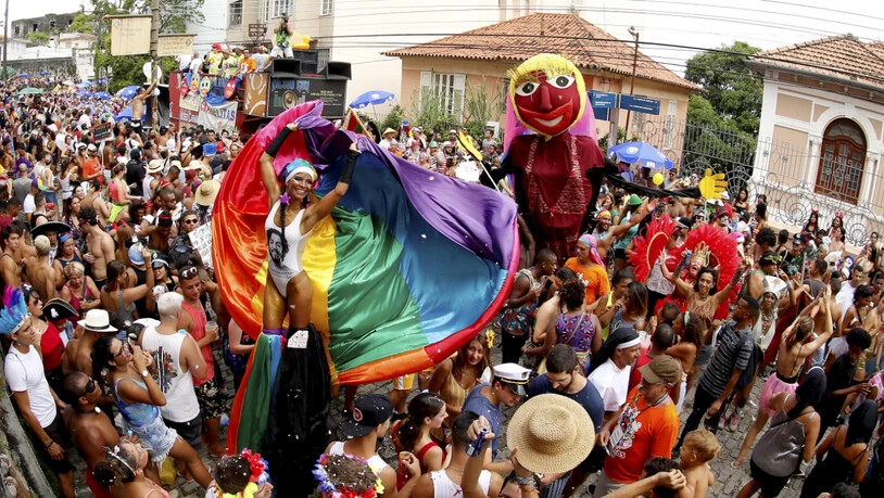 ARCHIV - Vor einem Jahr konnten sie noch feiern: Eine Karnevalsparade in den Straßen von Santa Teresa. Foto: Marcelo Theobald/GDA via ZUMA Wire GDA via ZUMA Wire/dpa