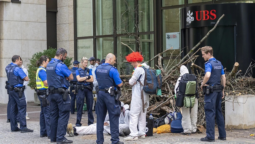 Räumung der Blockade der Aktivisten der Bewegung Collective Climate Justice vor dem Verwaltungssitz der UBS am Aeschenplatz in Basel.