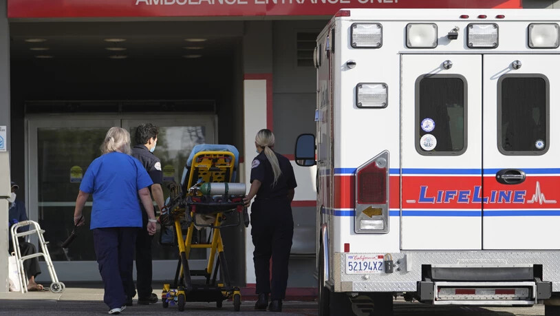 Ein Krankenwagen kommt am CHA Hollywood Presbyterian Medical Center an. In Südkalifornien hat sich der Corona-Notstand verschärft. Foto: Damian Dovarganes/AP/dpa
