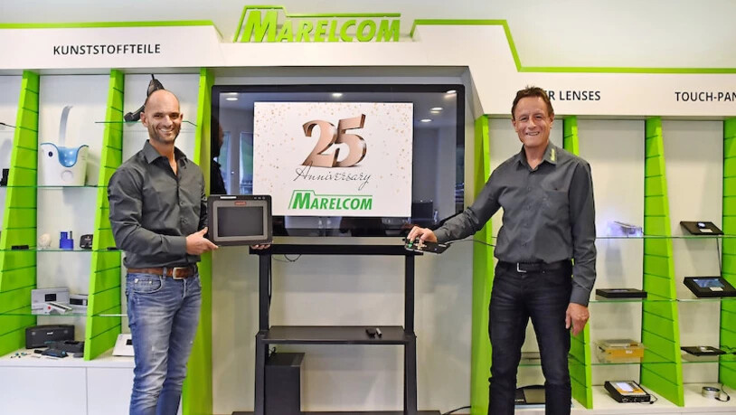 Die Marelcom AG sorgt für Anzeigen, Bedienelemente und mehr: Firmengründer Hans-Jörg Marti (rechts) und Hansruedi Freuler blicken zum 25-Jahr-Jubiläum gut gelaunt in die Zukunft. 