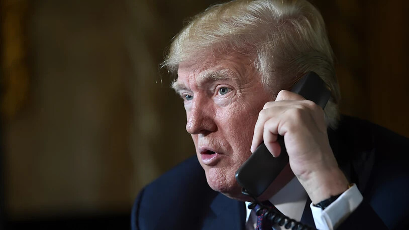 ARCHIV - Donald Trump, Präsident der USA, spricht bei einer Telefonkonferenz mit Mitgliedern der US-Streitkräfte. Foto: Susan Walsh/AP/dpa