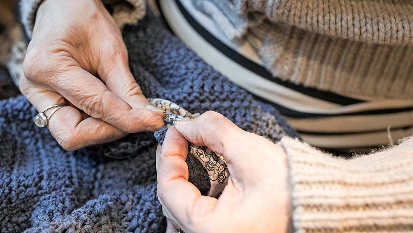 Fotograf Sasi Subramaniam besucht den Secondhand-Laden für Damen in Glarus.
