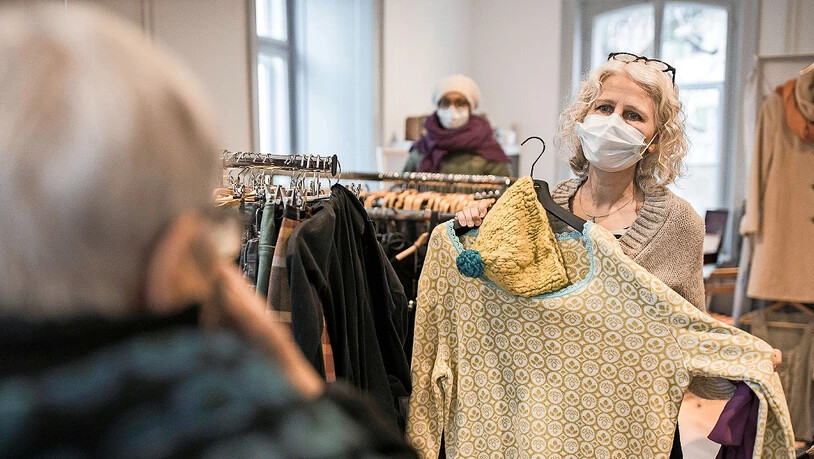 Fotograf Sasi Subramaniam besucht den Secondhand-Laden für Damen in Glarus.