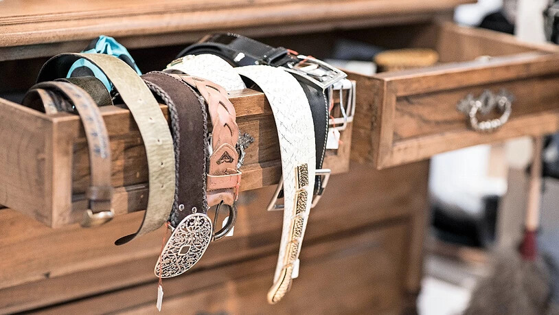 Fotograf Sasi Subramaniam besucht den Secondhand-Laden für Damen in Glarus.