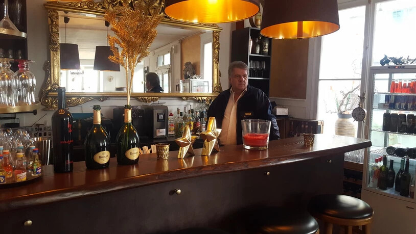 Arnold Keller in seiner «Bellini Bar» in Weesen. 
