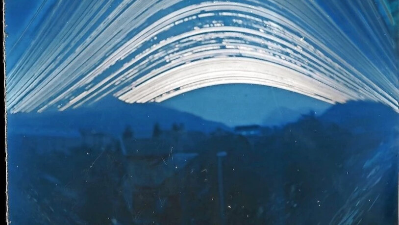 Vom Fronalpstock zum Rauti: Mit viel Geduld lässt Katia Weibel die Sonnenbahn von der Sommer- bis zur Wintersonnenwende (ganz unten) zu einem Lochkamera-Bild werden. 
