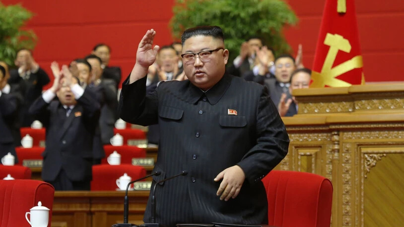 HANDOUT - Dieses von der staatlichen nordkoreanischen Nachrichtenagentur KCNA am 13.01.2021 zur Verfügung gestellte Foto zeigt Kim Jong Un, Machthaber von Nordkorea, auf dem Kongress der Partei der Arbeit Koreas. Foto: -/KCNA/dpa - ACHTUNG: Nur zur…