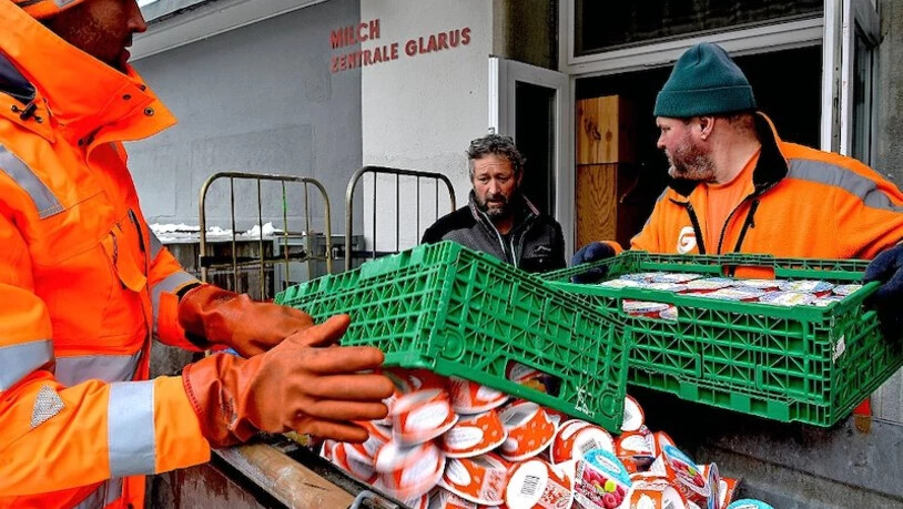 Sepp Gössi (Mitte) muss über 3500 seiner Glaces der Müllabfuhr zur Entsorgung mitgeben.