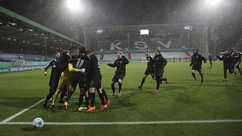 Begeisterungsstürme bei den Kielern nach der Sensation im eigenen Stadion