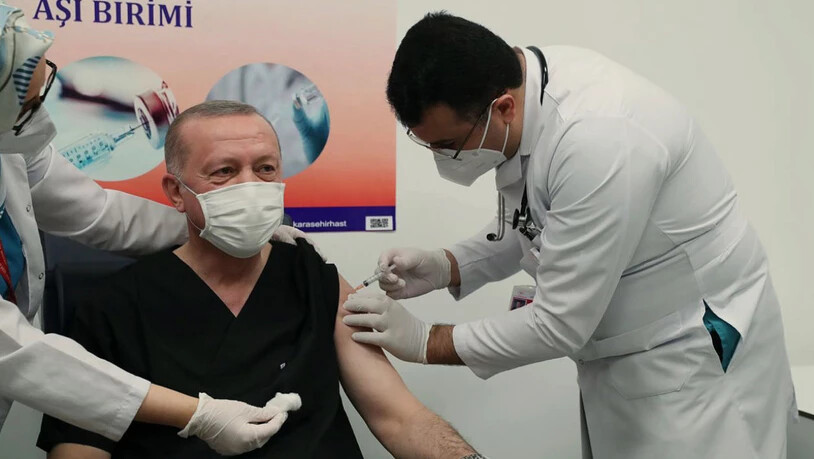 Recep Tayyip Erdogan, Präsident der Türkei, erhält eine Impfung mit dem Impfstoff des chinesischen Herstellers Sinovac. Foto: -/Turkish Presidency/AP/dpa