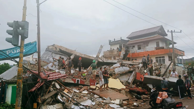 Bei einem Erdbeben der Stärke 6,2 sind auf der indonesischen Insel Sulawesi mehrere Menschen ums Leben gekommen. Foto: Rudy Akdyaksyah/AP/dpa