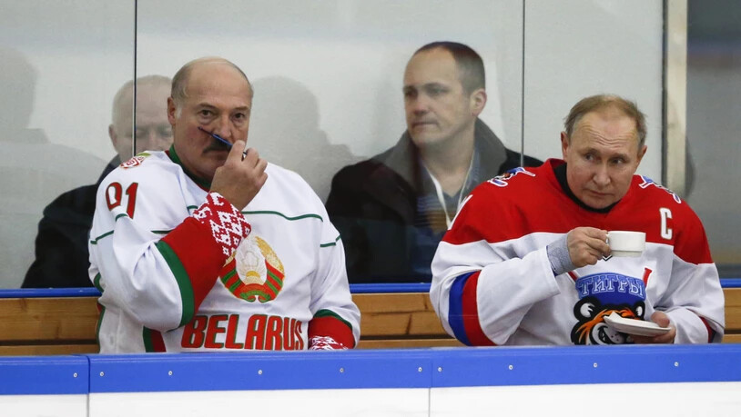 Lukaschenko und Putin spielen schon mal gerne Eishockey zusammen - wie bei einem Treffen im Februar 2020 in Sotschi