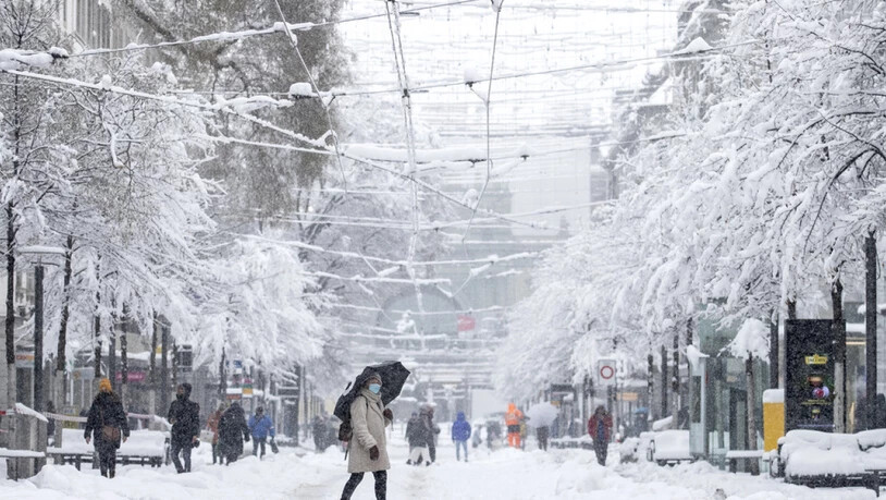 Die verschneite Zürcher Bahnhofstrasse, auf der am Freitag wegen des vielen Schnees keine Trams fuhren.