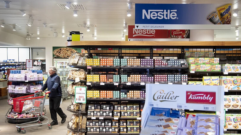 Nestlé-Produkte in einem Supermarkt. Nach einem Unfall in einer Fabrik musste der Konzern eine Busse bezahlen (Symbolbild).