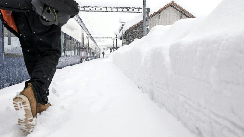 Eine Mauer aus Schnee:Am Bahnhof in Linthal türmt sich die weggefräste weisse Pracht auf der Seite.