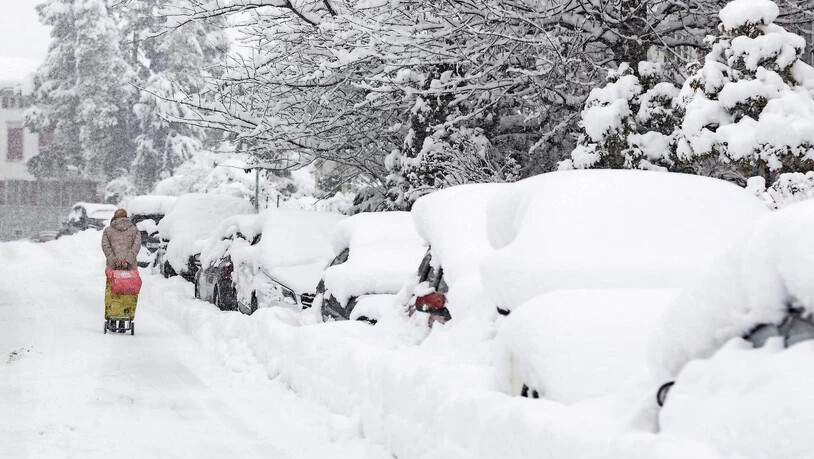 Schnee, so weit das Auge reicht: In Glarus sind die Autos eingeschneit, da bleibt nur der Fussmarsch.