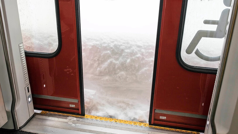 Du kommst hier nicht raus: In Leuggelbach verhindert der Schnee das Aussteigen aus dem Zug.