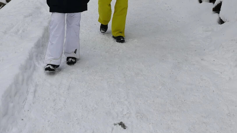 «Leider setzen sich Viele über die Maskenpflicht hinweg», sagen diese beiden Spaziergänger am Davosersee.