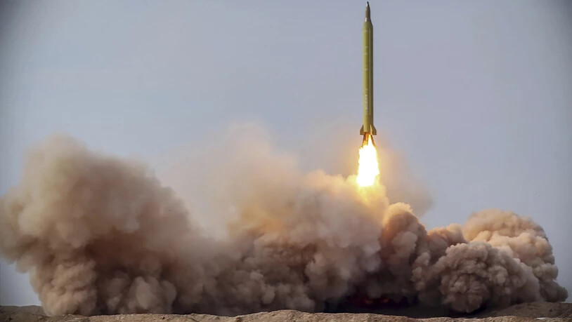 HANDOUT - Ein von der iranischen Revolutionsgarde zur Verfügung gestelltes Foto zeigt eine Rakete, die bei einer Übung gestartet wird. Foto: ---/Iranian Revolutionary Guard/Sepahnews/AP/dpa - ACHTUNG: Nur zur redaktionellen Verwendung und nur mit…