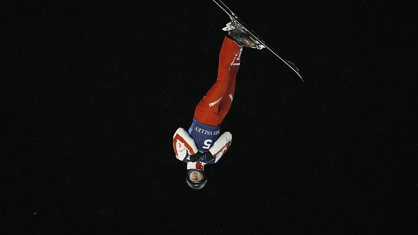 Noé Roth wirbelt durch die Luft.