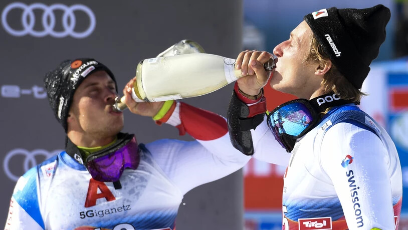 Marco Odermatt (rechts) und Gino Caviezel bei der Siegerehrung in Sölden: Auch im weiteren Verlauf der Weltcup-Saison hatten die Schweizer Alpinen viel Grund zur Freude