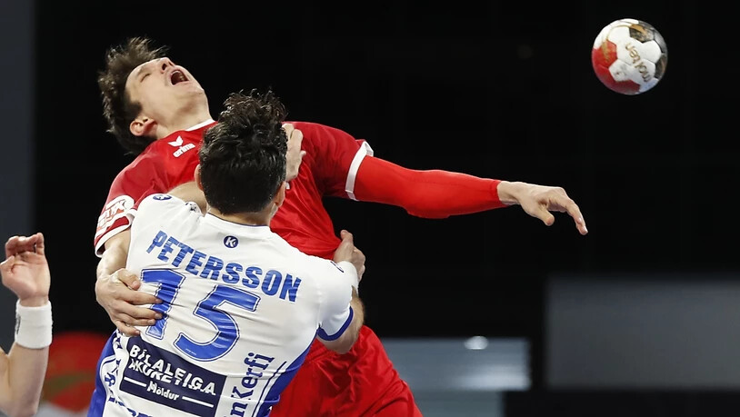 Der Isländer Alexander Petersson mit einer harten Verteidigung im Match gegen die Schweiz