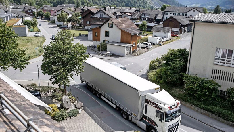 Die Baumgartenstrasse in Mollis ist Teil der Ausweichroute von Netstal zur Autobahn.