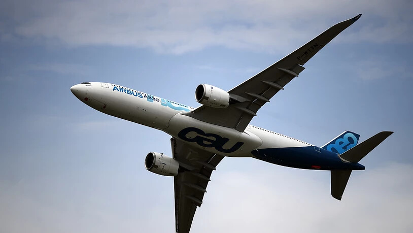 Der Flugzeugbauer Airbus will die Produktion seiner Jets wegen der Verschärfung der Corona-Krise langsamer hochfahren als bisher geplant. (Archivbild)