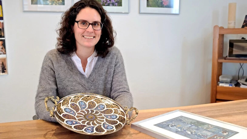 Andrea Mächler präsentiert eine usbekische Messingschale.