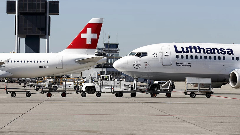 Die Lufthansa-Gruppe verschärft auf Flügen von und nach Deutschland die Maskenpflichten. Neu müssen Passagiere und Crewmitglieder entweder eine OP-Maske oder eine FFP2-Maske tragen.(Archivbild)