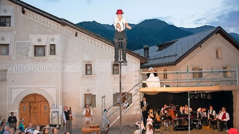 Oper für alle: Mit dem Rossini-Stück knüpft die Opera Engiadina an die «Operetta giò’n Plazzetta» an, die unter anderem 2018 in Ardez aufgeführt wurde.