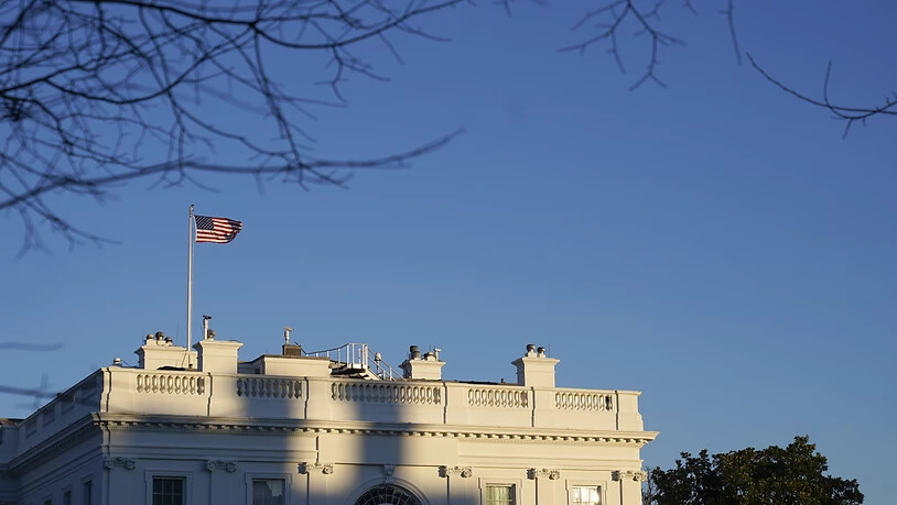 Die untergehende Sonne fällt auf das Weiße Haus. Foto: Patrick Semansky/AP/dpa